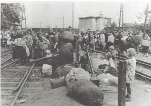 Pruszkow_Transit_Camps_refugees_on_siding